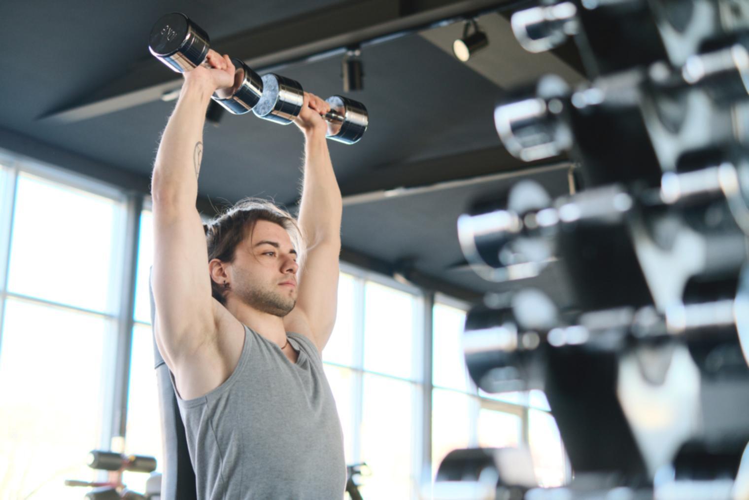 Sesión de entrenamiento grupal con técnicas avanzadas de cuerda en gimnasio especializado