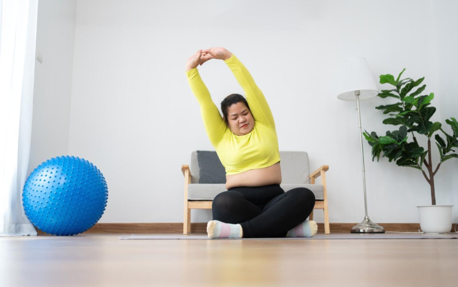 Atleta profesional ejecutando técnica avanzada de cuerda de saltar en box de crossfit